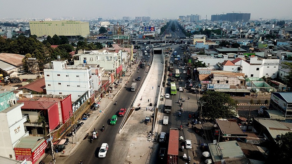 Toàn cảnh hầm chui sắp thông xe tại cửa ngõ Tây Bắc TPHCM - 1 
Sau hơn 1 năm thi công, hầm chui An Sương, Quận 12, TPHCM đang hoàn thiện những công đoạn cuối cùng để kịp thông xe vào giữa tháng 3.