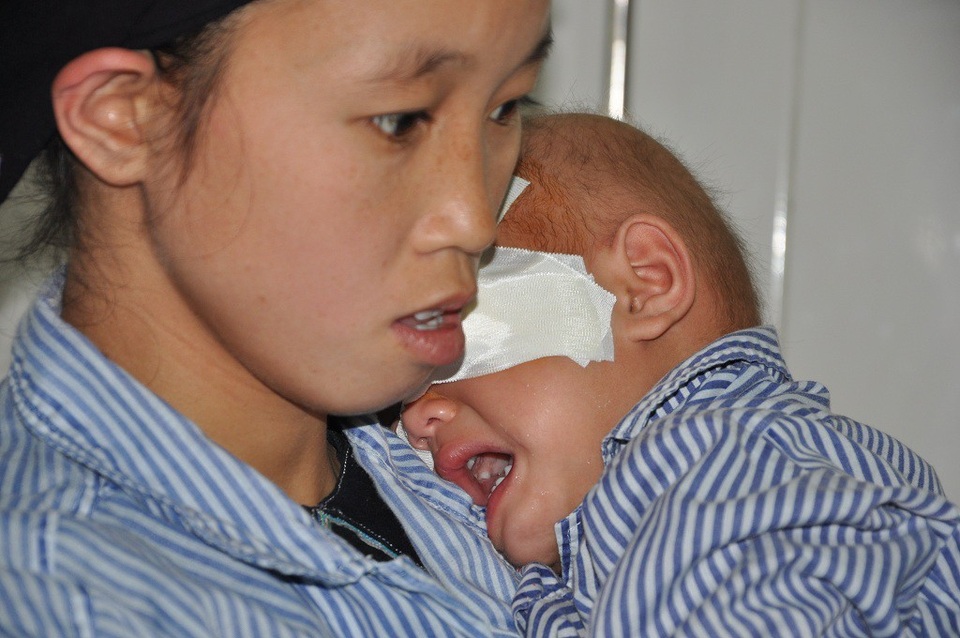 Tiếng khóc xé lòng của bé 2 tuổi bị ung thư võng mạc - 7 Không biết tính mạng của em sẽ ra sao khi mẹ không vay được tiền cho em đi chữa trị.