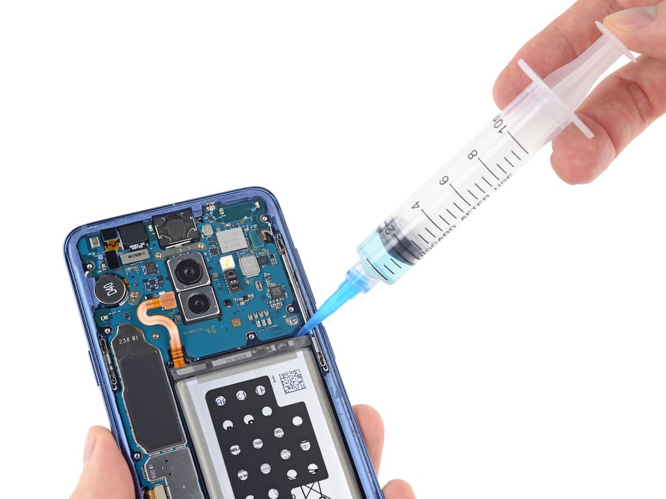 "Mổ xẻ" Galaxy S9+ sản xuất ở Việt Nam - 10 iFixit dùng dung dịch để làm tan keo nhằm tháo viên pin của máy
