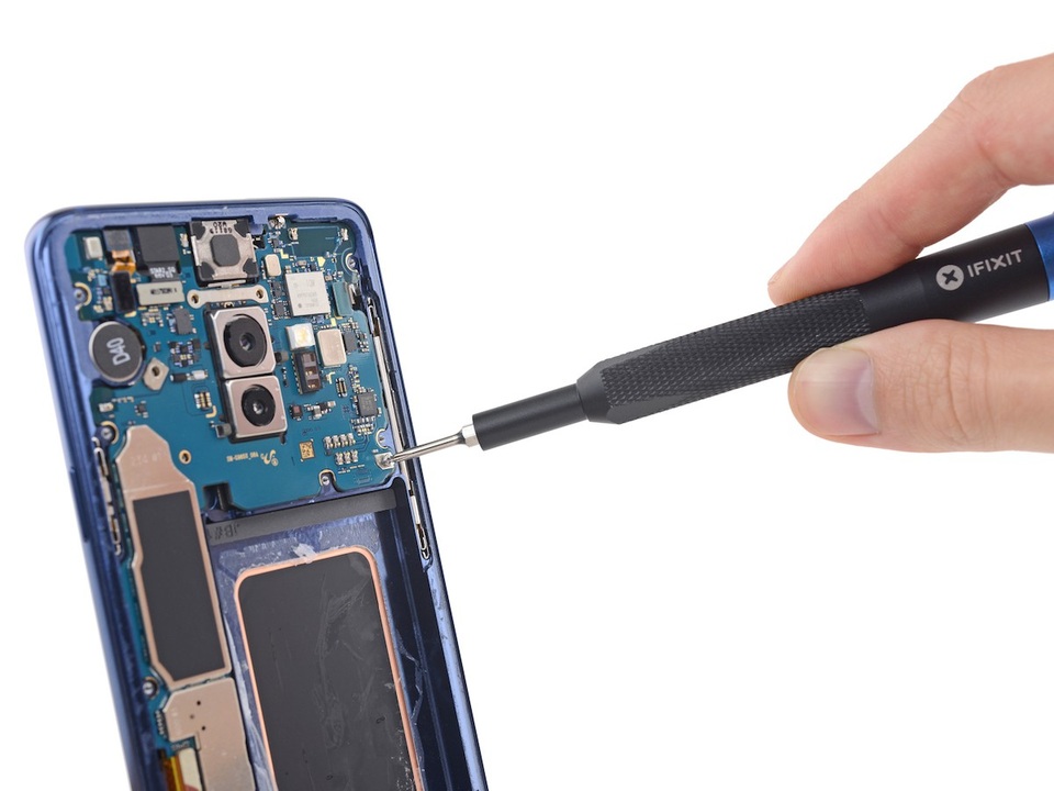 "Mổ xẻ" Galaxy S9+ sản xuất ở Việt Nam - 12 Tiếp tục tháo bo mạch chính