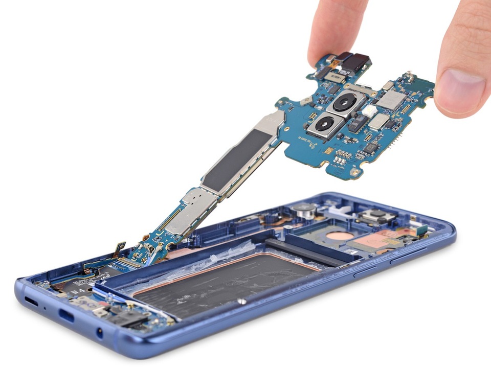 "Mổ xẻ" Galaxy S9+ sản xuất ở Việt Nam - 14 Bo mạch chính đã được tháo rời