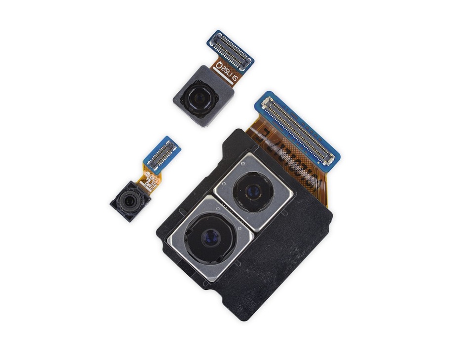 "Mổ xẻ" Galaxy S9+ sản xuất ở Việt Nam - 17 Phía trên là camera selfie, cảm biến mống mắt và cặp camera kép