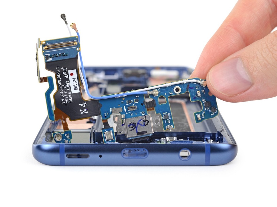 "Mổ xẻ" Galaxy S9+ sản xuất ở Việt Nam - 16 Đây là một bảng mạch khác, chứa cổng sạc hỗ trợ sạc nhanh và microphone