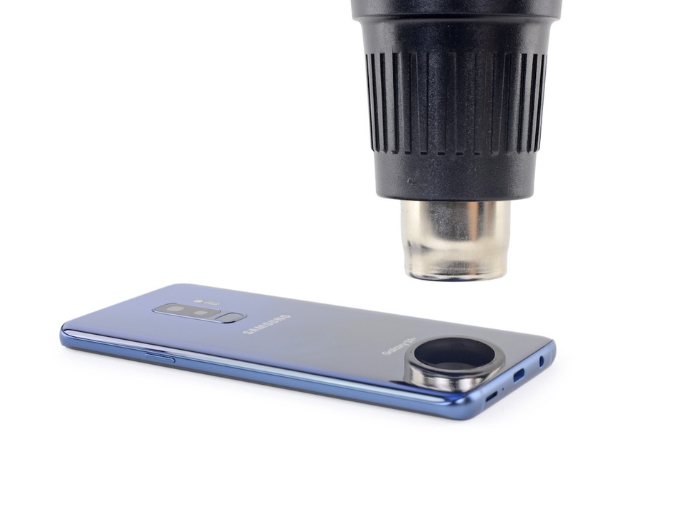 "Mổ xẻ" Galaxy S9+ sản xuất ở Việt Nam - 3 Dùng thiết bị chuyên dụng để làm nóng, tan chảy keo dán trước khi tháo lớp kính