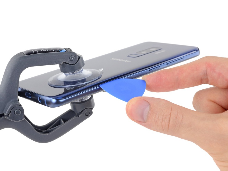 "Mổ xẻ" Galaxy S9+ sản xuất ở Việt Nam - 4 Tiến hành mở máy, cần cẩn thận tránh làm vỡ lớp kính cường lực