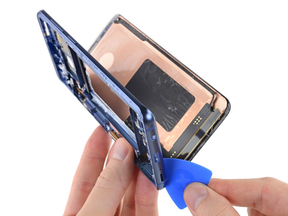 "Mổ xẻ" Galaxy S9+ sản xuất ở Việt Nam - 21 Màn hình có thêm lớp keo bọc quanh viền