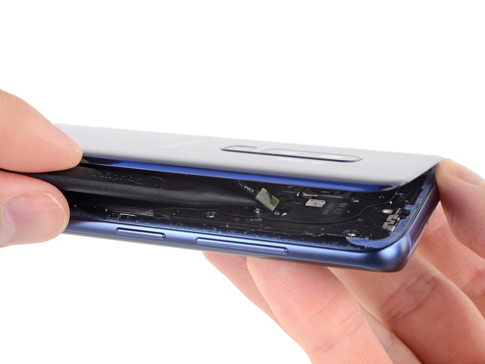"Mổ xẻ" Galaxy S9+ sản xuất ở Việt Nam - 5 Rút kinh nghiệm của phiên bản trước, năm nay các chuyên gia nhẹ nhàng tháo ở mặt lưng tránh làm đứt mô đun cảm biến vân tay