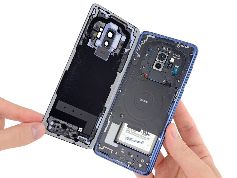 "Mổ xẻ" Galaxy S9+ sản xuất ở Việt Nam - 6 Đằng sau lớp kính cường lực có thêm tấm bảo vệ với chi chít ốc để cố định pin và các thành phần linh kiện