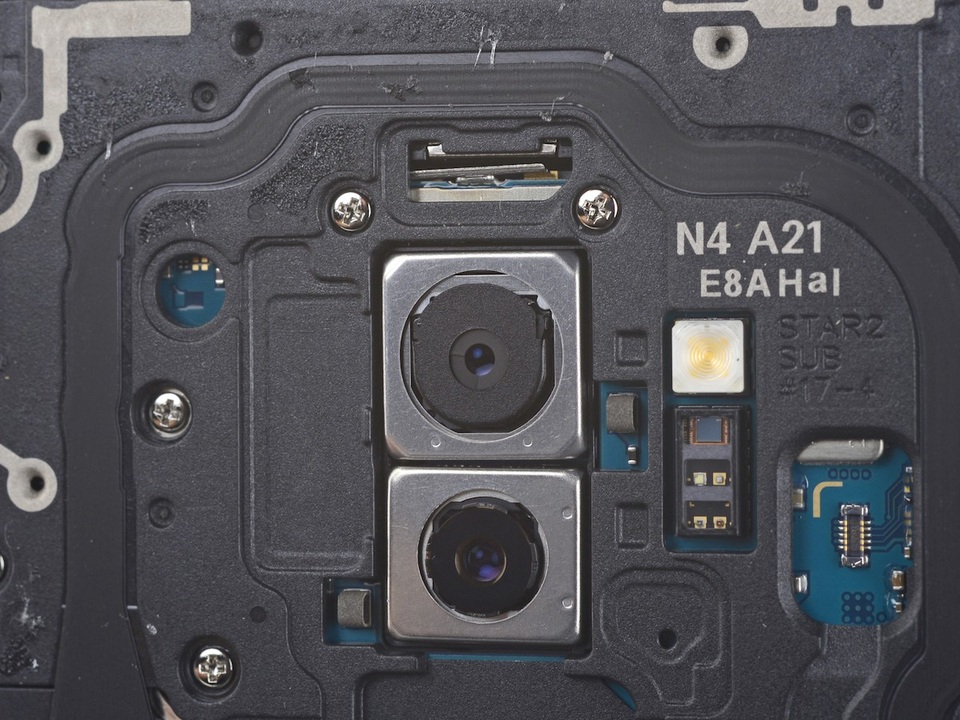 "Mổ xẻ" Galaxy S9+ sản xuất ở Việt Nam - 7 Đây là nơi đặt camera kép và các chuyên gia phát hiện nó chỉ có 2 lá khẩu thay vì 5-6 lá như các camera truyền thống khác