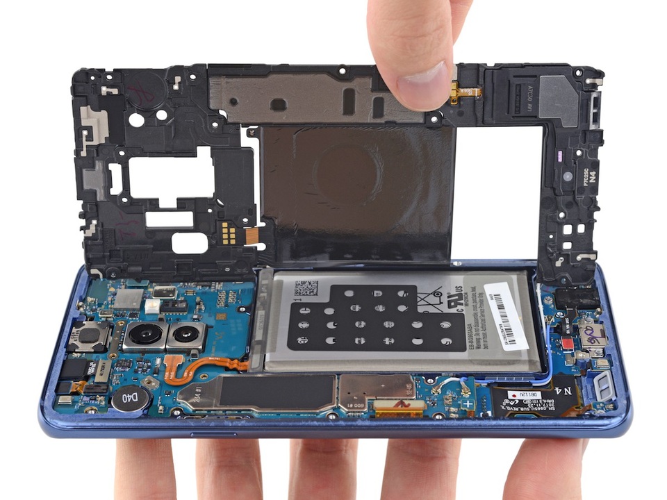 "Mổ xẻ" Galaxy S9+ sản xuất ở Việt Nam - 8 Tiến hành tháo mở nắp lưng bảo vệ