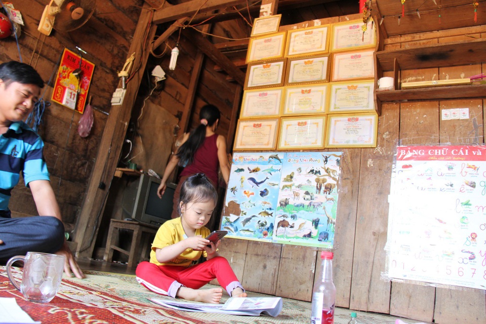 Không thuộc bảng chữ cái, bé gái 3 tuổi vẫn đọc vanh vách cả cuốn sách - 4 Gia đình khuyến khích bé vui chơi theo đúng lứa tuổi, hoàn toàn không ép cháu đi học trước