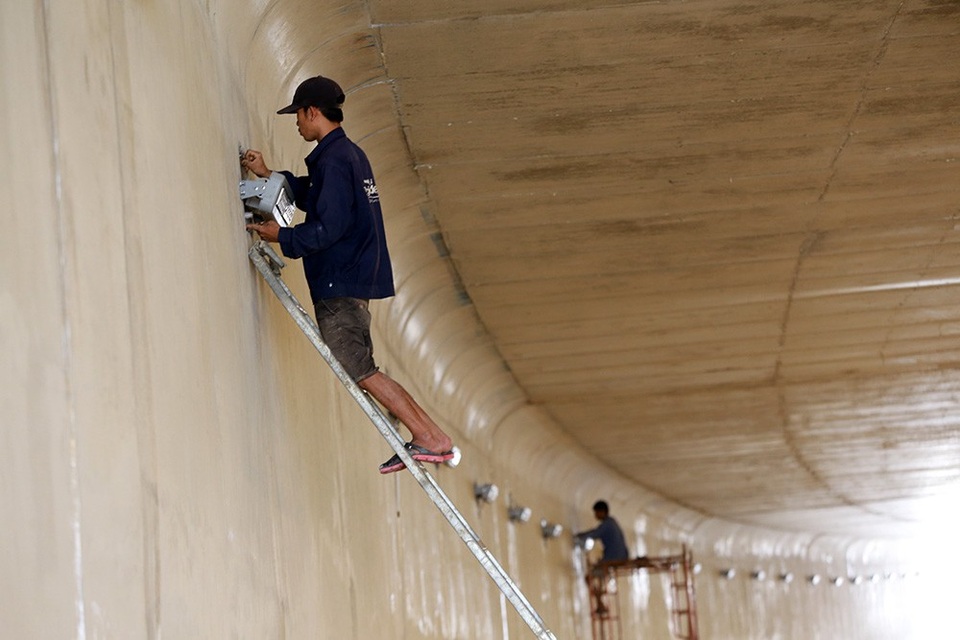 Toàn cảnh hầm chui sắp thông xe tại cửa ngõ Tây Bắc TPHCM - 7 Các công nhân đang thi công lắp đặt hệ thống chiếu sáng gồm 60 đèn led, công suất 150w.