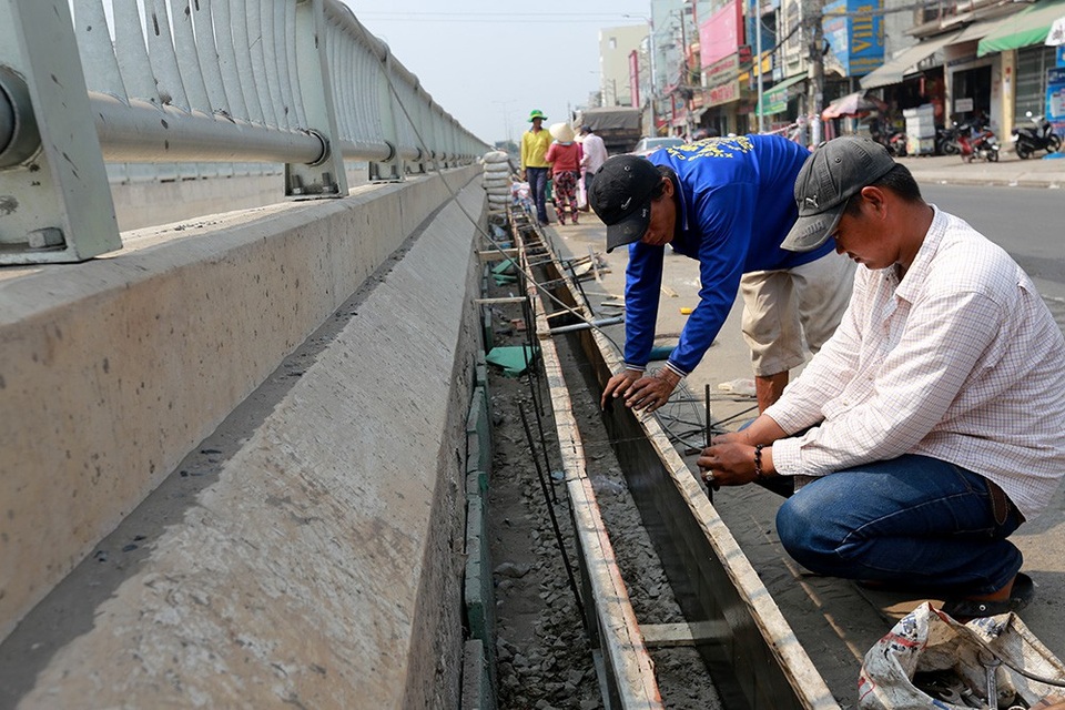 Toàn cảnh hầm chui sắp thông xe tại cửa ngõ Tây Bắc TPHCM - 9 
Phần bên ngoài, công nhân đổ bê tông để bó vỉa hè.