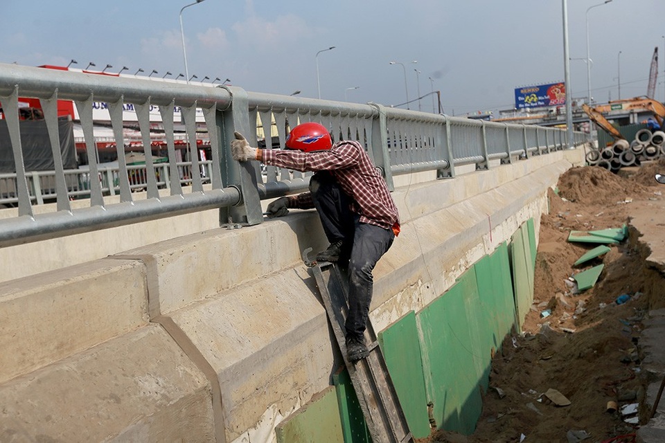 Toàn cảnh hầm chui sắp thông xe tại cửa ngõ Tây Bắc TPHCM - 11 Lan can cao gần 2m so với mặt đường được làm bằng thép.