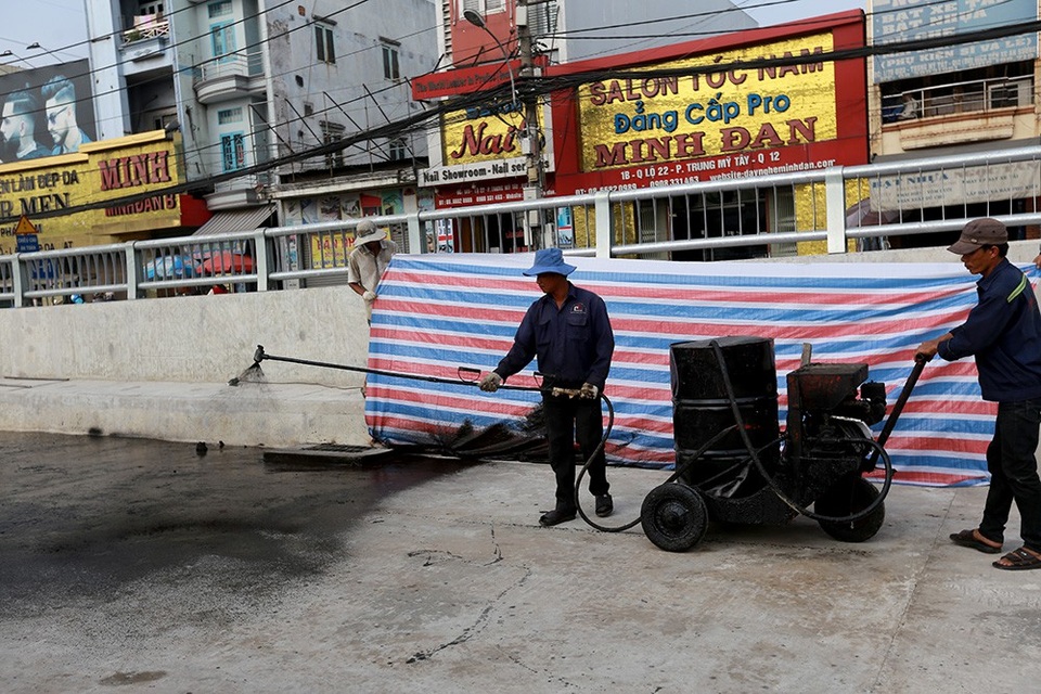 Toàn cảnh hầm chui sắp thông xe tại cửa ngõ Tây Bắc TPHCM - 10 
Phần bên ngoài, công nhân đổ bê tông để bó vỉa hè.