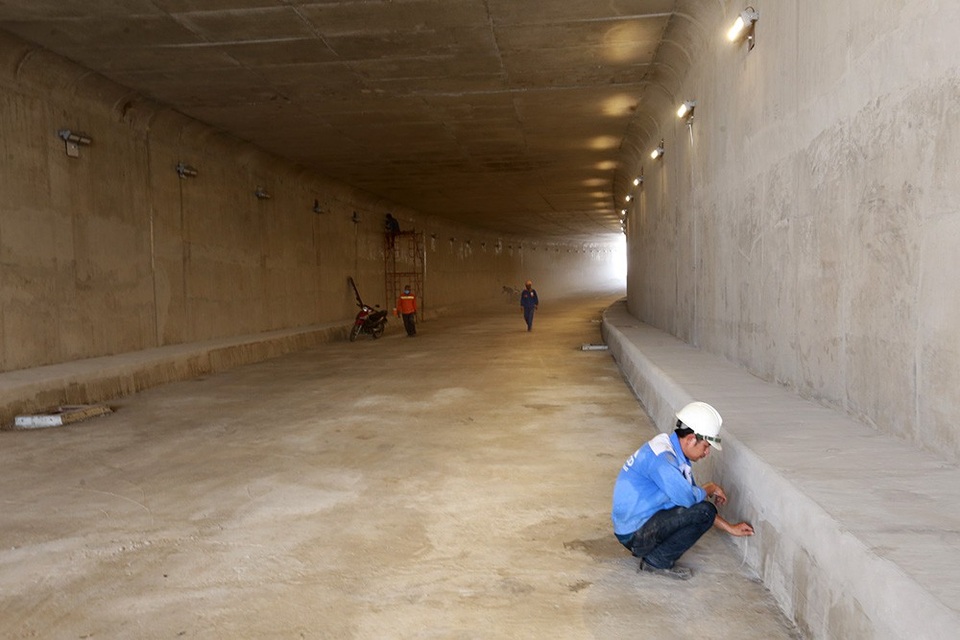 Toàn cảnh hầm chui sắp thông xe tại cửa ngõ Tây Bắc TPHCM - 6 Đoạn hầm kín chui qua vòng xoay An Sương dài 125m. Tĩnh không thấp nhất của hầm là 5m.