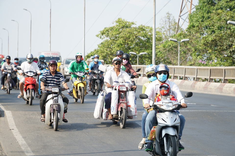 Sài Gòn nắng gay gắt, người dân xếp hàng chờ mua nước giải nhiệt - 1 
Theo ghi nhận trưa ngày 10/3, nền nhiệt TPHCM giao động từ 33 đến 35 độ C, khiến nhiều người ngán ngẩm mỗi khi phải ra đường. Trên quốc lộ 13, quận Thủ Đức, một gia đình bịt khẩu trang, đeo kính râm, chùm kín đồ chống nắng để chống chọi khi di chuyển trên đường.