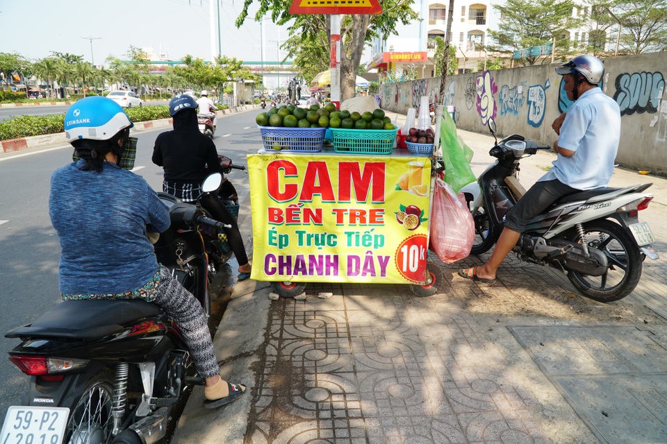 Sài Gòn nắng gay gắt, người dân xếp hàng chờ mua nước giải nhiệt - 10 Khách nườm nượp trong những ngày nắng nóng, nhiều hàng quán không kịp tay để bán. Trong ảnh, nhiều người phải xếp hàng đợi mua nước.