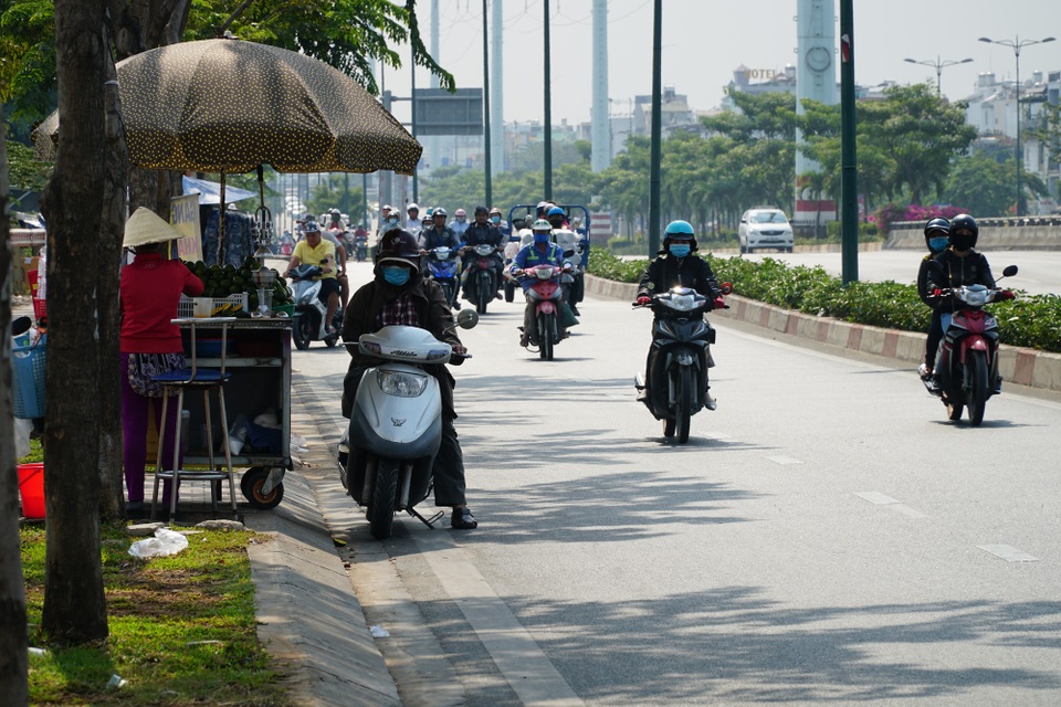 Sài Gòn nắng gay gắt, người dân xếp hàng chờ mua nước giải nhiệt - 4 Một người đi đường bịt kín mít ghé vào quán bên đường để tiếp nước