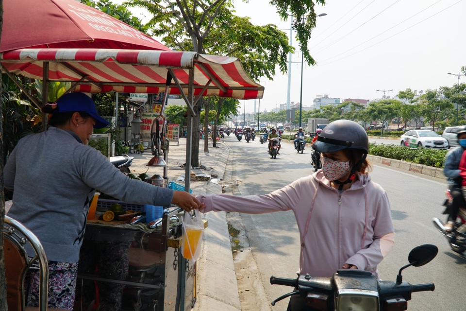 Sài Gòn nắng gay gắt, người dân xếp hàng chờ mua nước giải nhiệt - 5 
Bà Hoa, ngụ quận Bình Thạnh cho biết: “Mới tối hôm trước mưa ầm ầm tưởng đâu hôm nay trời sẽ mát mẻ, ai ngờ ngày nối ngày trời đều vậy, nắng kinh khủng”.
