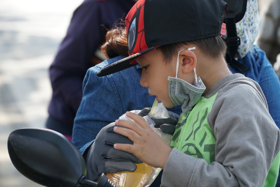 Sài Gòn nắng gay gắt, người dân xếp hàng chờ mua nước giải nhiệt - 7 Những người đi đường tranh thủ tiếp nước rồi sau đó tiếp tục công việc