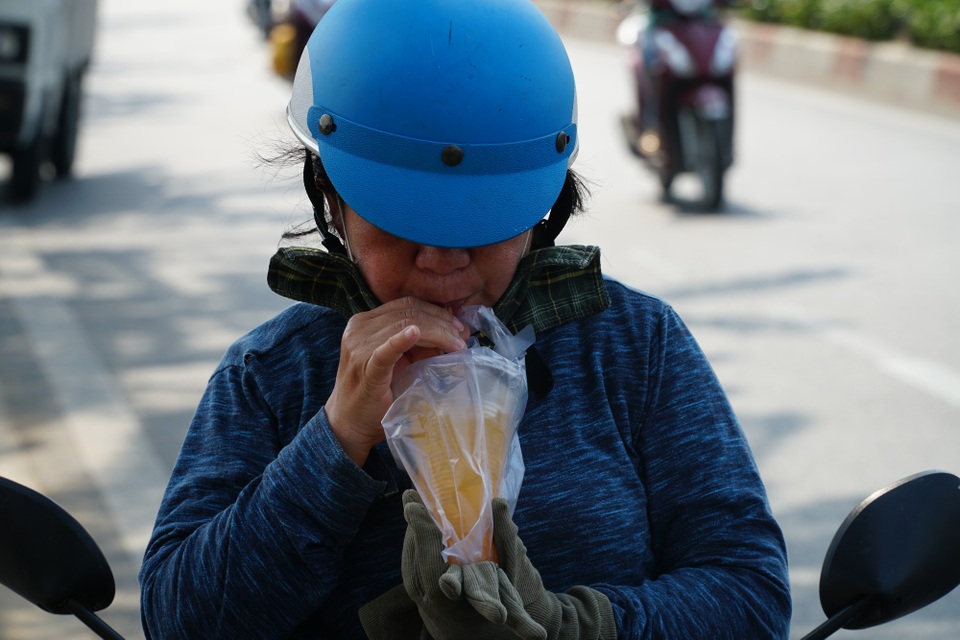 Sài Gòn nắng gay gắt, người dân xếp hàng chờ mua nước giải nhiệt - 6 Sài Gòn nắng gay gắt, người dân xếp hàng chờ mua nước giải nhiệt - 6
