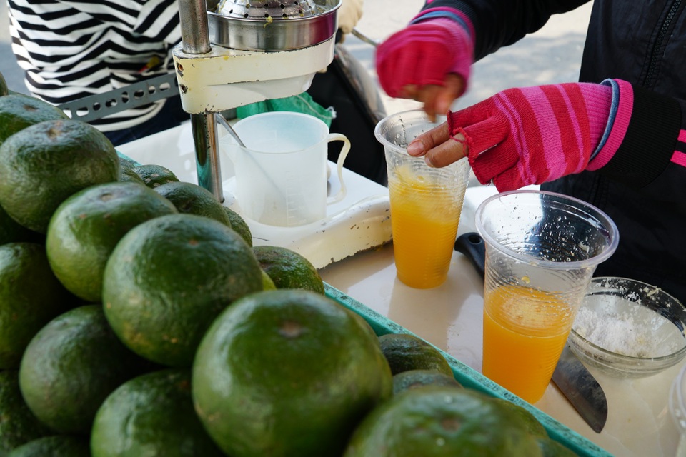 Sài Gòn nắng gay gắt, người dân xếp hàng chờ mua nước giải nhiệt - 8 
Theo ghi nhận, có nhiều loại nước giải khát như chanh dây, dừa nước,… nhưng đa phần người dân chọn nước cam để giải nhiệt.