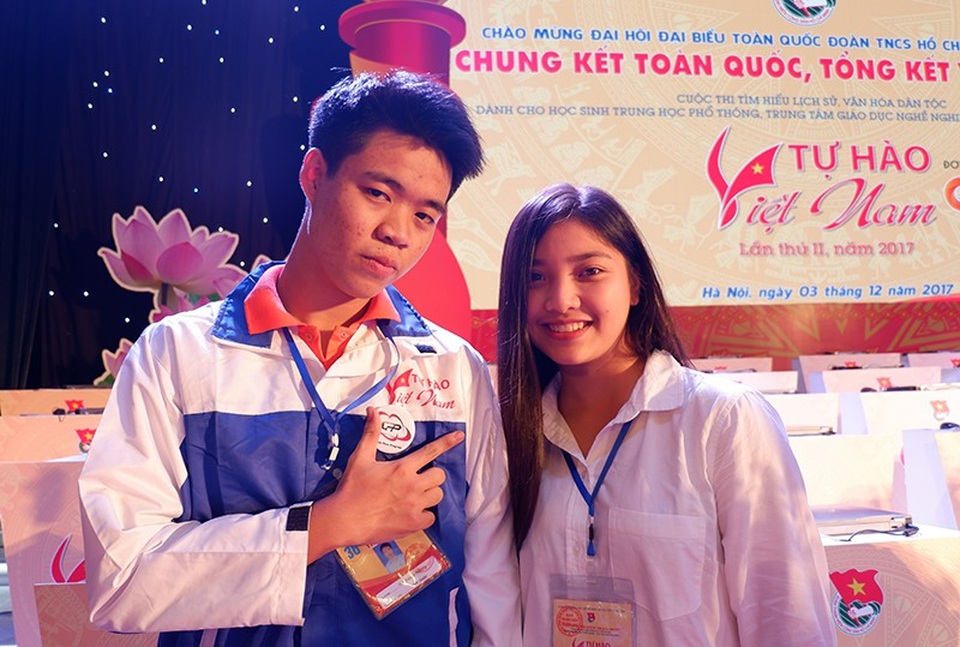 Chỉ xuất hiện vài giây trên truyền hình, nữ CĐV đã “đốn tim” khán giả - 5 Tín và Ngân cùng tham gia cuộc thi Tự hào Việt Nam