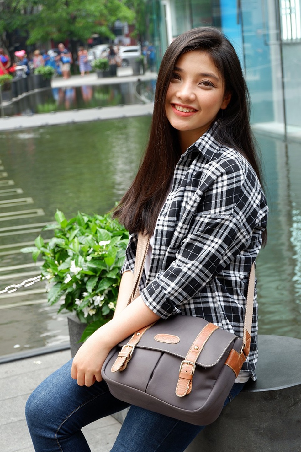 Chỉ xuất hiện vài giây trên truyền hình, nữ CĐV đã “đốn tim” khán giả - 3 Nét đẹp của cô gái gây sốt ĐLĐ Olympia
