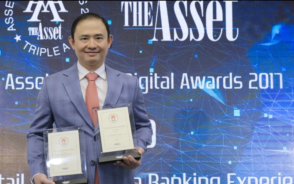 Một ngân hàng Việt xuất sắc giật 2 giải quan trọng của The Asset - 1 Ông Trần Nhất Minh - Phó Tổng giám đốc VIB nhận giải thưởng từ The Asset