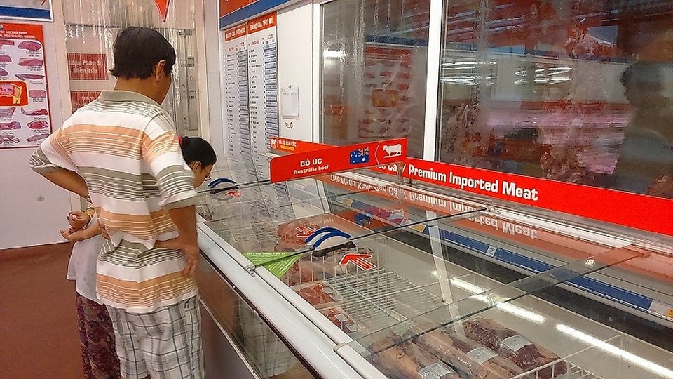 "Vén màn bí mật" heo nái bỗng biến thành bò siêu rẻ - 3
Không thể có chuyện giá thịt bò tươi bán ra chỉ 70.000-80.000 đồng/kg, vì giá bò Úc nguyên con nhập về đến Việt Nam hiện nay đã có giá trên 70.000 đồng/kg hơi. Ảnh: Quang Huy
