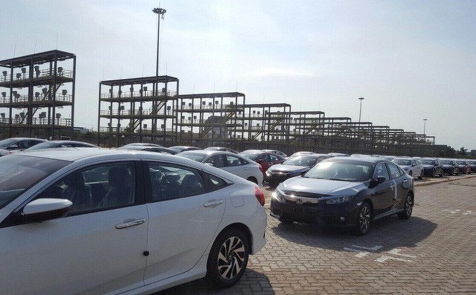 Thị trường "nín lặng" chờ ô tô giá rẻ, dân buôn toát mồ hôi chống bão giá xe - 4