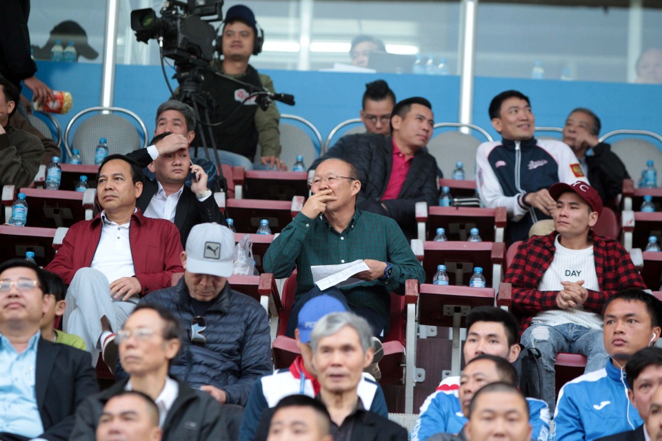 Than Quảng Ninh giành 3 điểm trong ngày khai màn V-League - 1
HLV Park Hang Seo dự khán trên sân Cẩm Phả - Ảnh: Gia Hưng
