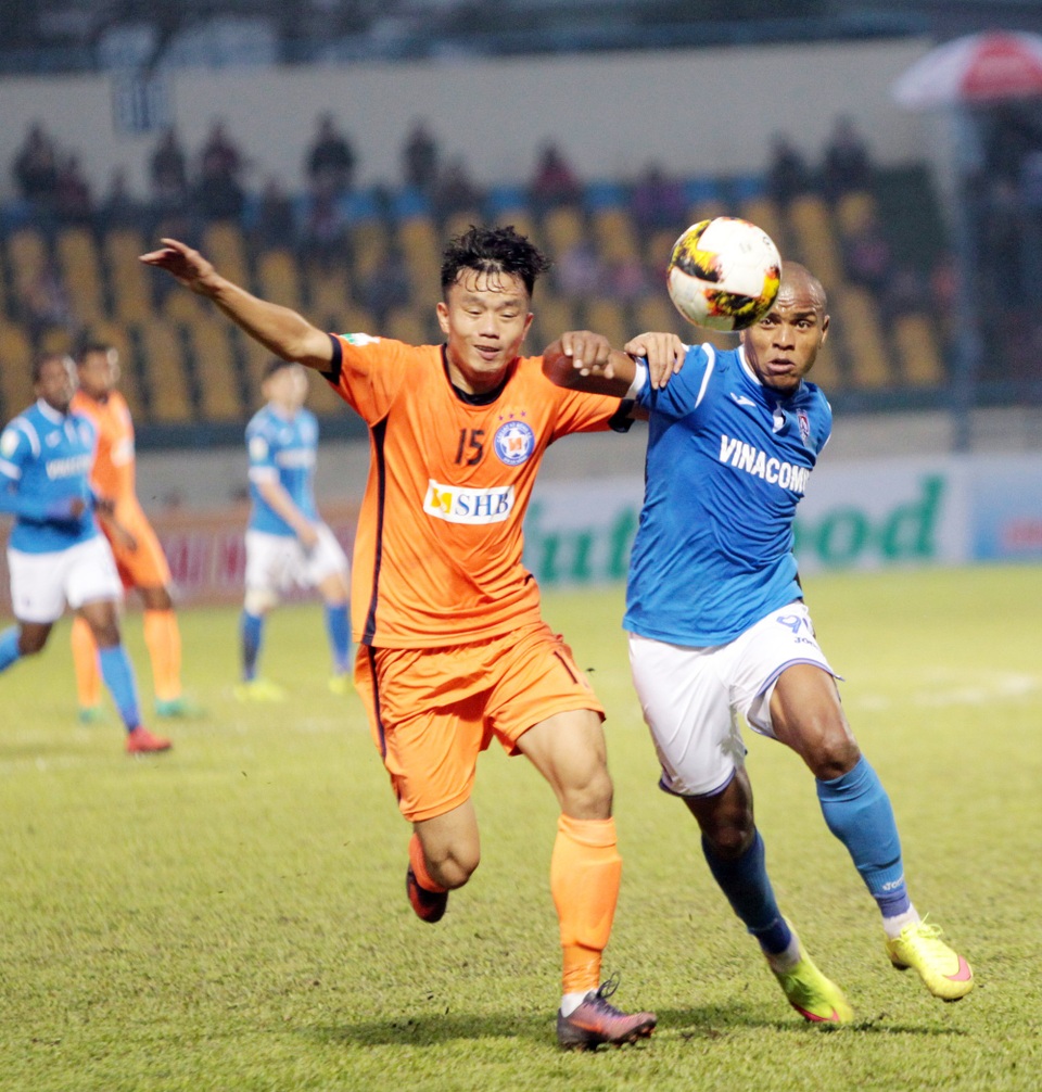 Than Quảng Ninh giành 3 điểm trong ngày khai màn V-League - 3
Than Quảng Ninh (xanh) chiến thắng dù không lấn lướt so với đối thủ - Ảnh: Gia Hưng