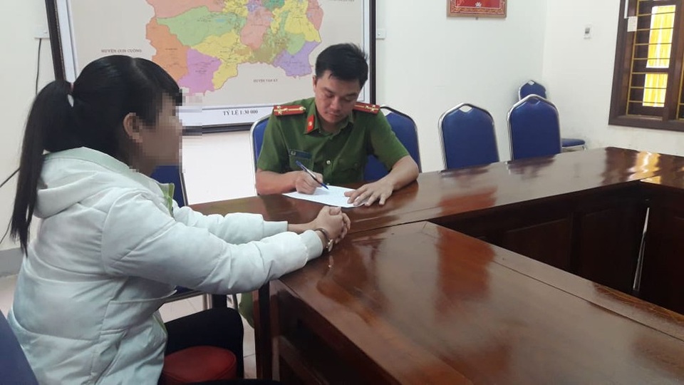 Thiếu nữ bị bán sang Trung Quốc sau hơn 1 năm được giải cứu - 1 Em L.T.H trình bày sự việc tại cơ quan điều tra.