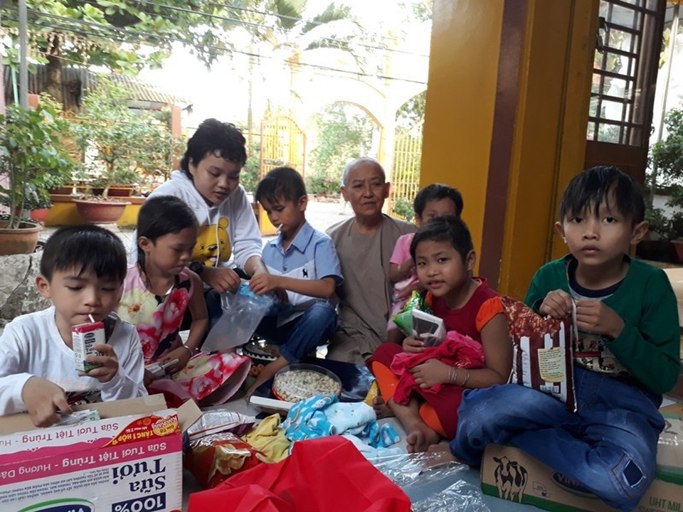 Cần Thơ: Trao hơn 135 triệu đồng đến cô gái nhỏ một mình chống chọi với bệnh ung thư - 3 Thy còn mua cho các bé 2 triệu đồng tiền quà bánh và áo quần