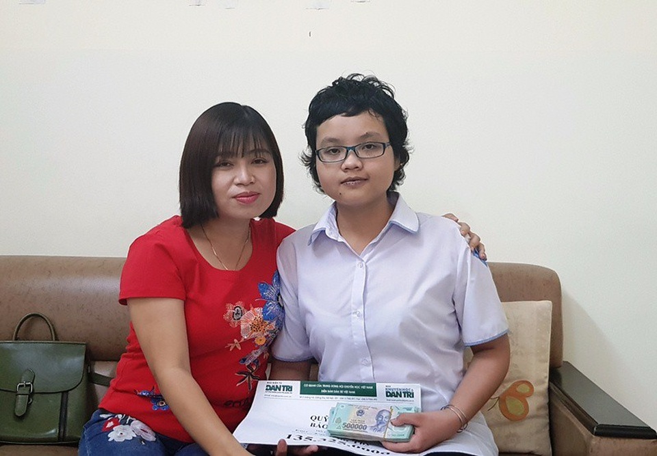 Cần Thơ: Trao hơn 135 triệu đồng đến cô gái nhỏ một mình chống chọi với bệnh ung thư - 1 Nhà báo Phạm Tâm trao số tiền hơn 135 triệu đồng của bạn đọc Dân trí cho em Tô Kim Thy