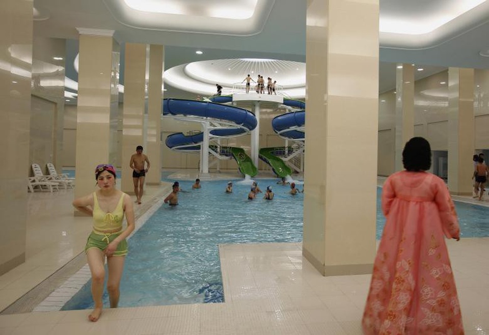 Cuộc sống đa sắc màu tại đất nước bí ẩn Triều Tiên - 1 Một phụ nữ mặc trang phục truyền thống của Triều Tiên tại bể bơi dành cho sinh viên bên trong Đại học Kim Nhật Thành ở thủ đô Bình Nhưỡng.