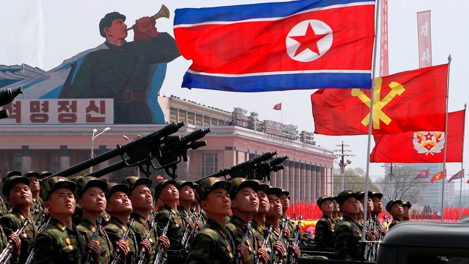 Triều Tiên tuyên bố không “cúi đầu” trước Mỹ sau đề xuất đối thoại - 1 Quân đội Triều Tiên diễu binh tại Bình Nhưỡng (Ảnh: Reuters)