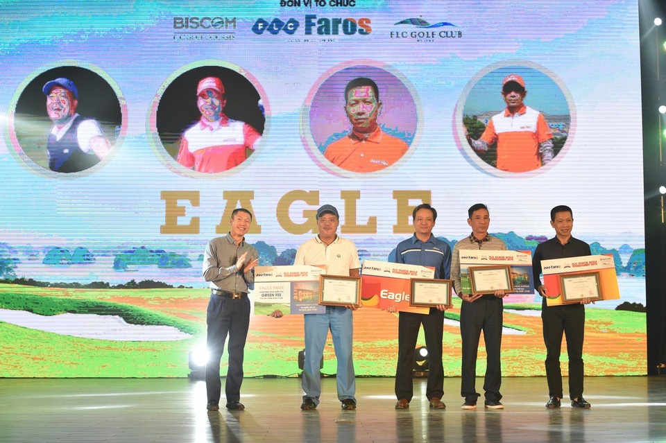 Golfer người Nhật vô địch FLC Faros Golf Tournament 2018 - 1
FLC Faros Golf Tournament 2018 đạt kỷ lục số lượng giải Eagle với 15 giải, trong đó có nhiều buổi đánh có đến 4,5 golfer nhận được Eagle.