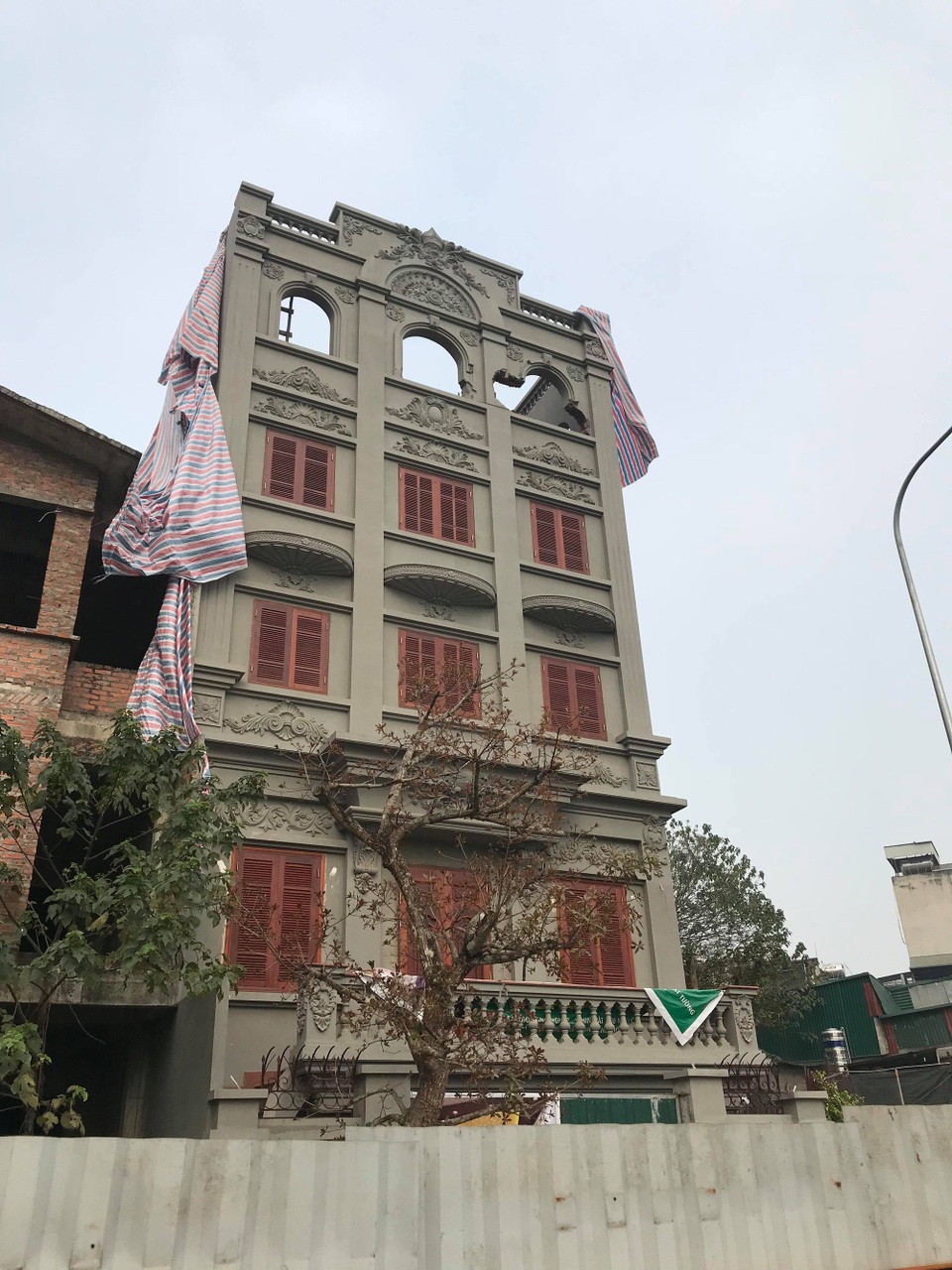 Gia đình cựu Thiếu tướng Nguyễn Thanh Hóa phá dỡ tầng biệt thự sai phép - 5 Gia đình cựu Thiếu tướng Nguyễn Thanh Hóa phá dỡ tầng biệt thự sai phép - 5