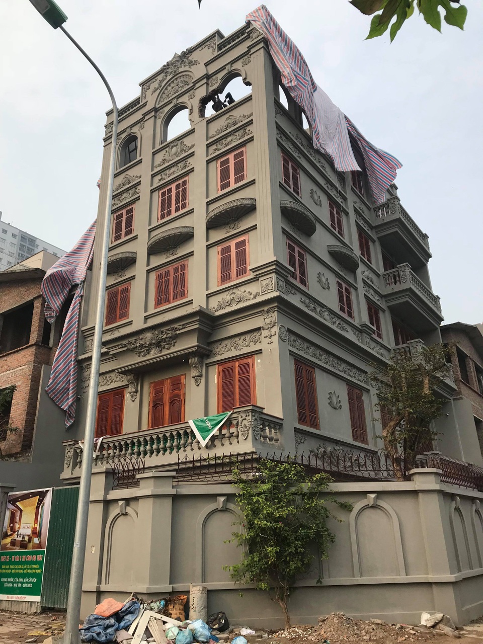 Gia đình cựu Thiếu tướng Nguyễn Thanh Hóa phá dỡ tầng biệt thự sai phép - 6
Cận cảnh ngôi biệt thự sai phép của gia đình ông Nguyễn Thanh Hóa.