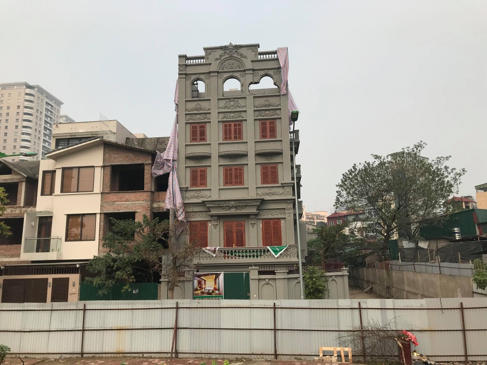 Gia đình cựu Thiếu tướng Nguyễn Thanh Hóa phá dỡ tầng biệt thự sai phép - 8
Ngôi biệt thự nổi bật và khác biệt so với các ngôi nhà bên cạnh. (Ảnh: Quang Phong)