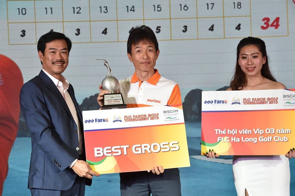 Golfer người Nhật vô địch FLC Faros Golf Tournament 2018 - 3
Ông Đỗ Như Tuấn - PCT Công ty CP xây dựng FLC Faros trao giải cho nam golfer TOMOYOSHI/MAKOTO đến từ Nhật Bản giành được Best Gross với tổng số 69 gậy.
