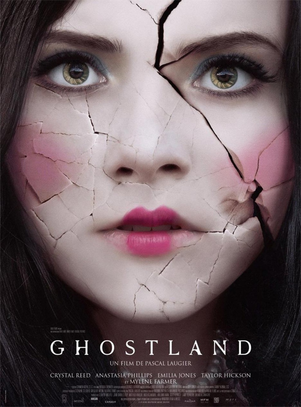 Nữ diễn viên gặp nạn vì cảnh quay áp mặt vào cửa kính - 3 Bộ phim kinh dị “Ghostland” sẽ được công chiếu tại Pháp vào tuần tới. Poster của “Ghostland” chính là gương mặt của nữ diễn viên Hickson trong tạo hình búp bê sứ với gương mặt… vỡ nát.