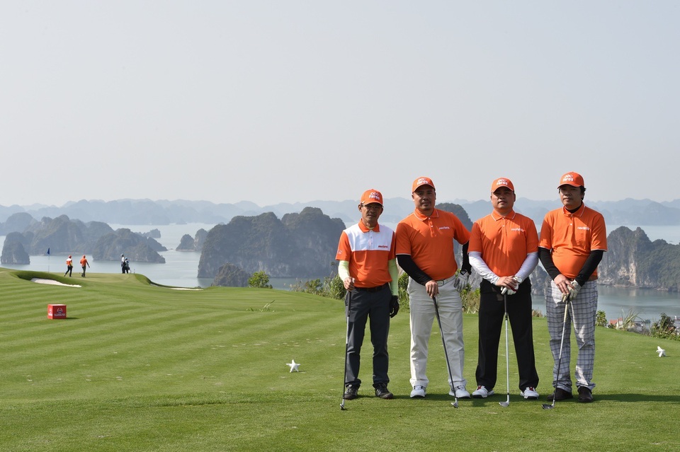 Golfer người Nhật vô địch FLC Faros Golf Tournament 2018 - 5 FLC Faros Golf Tournament 2018 đạt số lượng golfer kỷ lục với 1400 người tham dự. Các golfer đều đánh giá cao công tác tổ chức, đặc biệt là yêu thích phong cảnh “toa sơn hướng hải” của sân FLC Ha Long Golf Club.