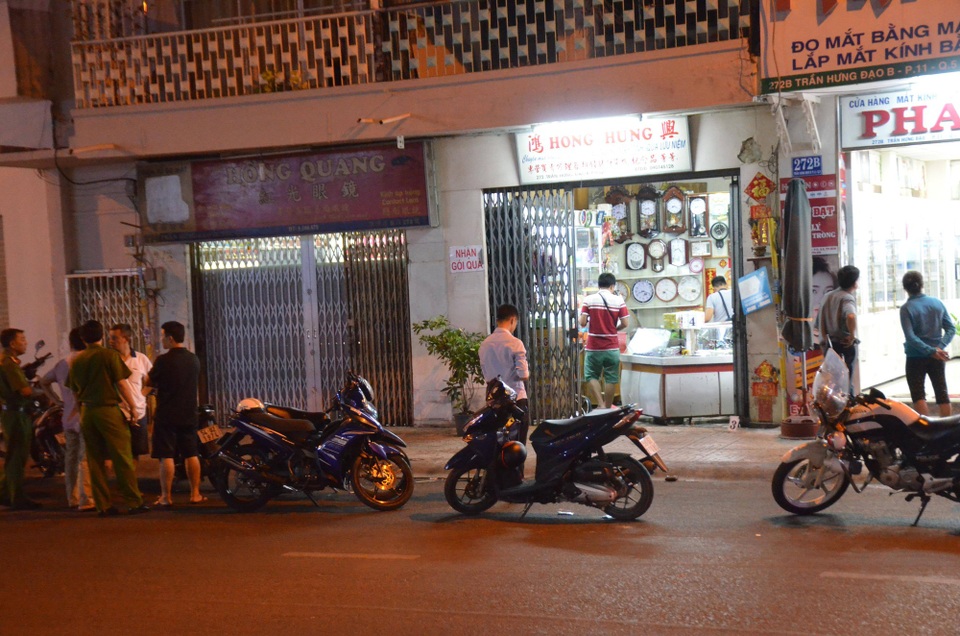 Người đàn ông truy đuổi một phụ nữ, đâm người can ngăn rồi tự đâm mình - 1 Công an có mặt hiện trường, lấy lời khai nhân chứng
