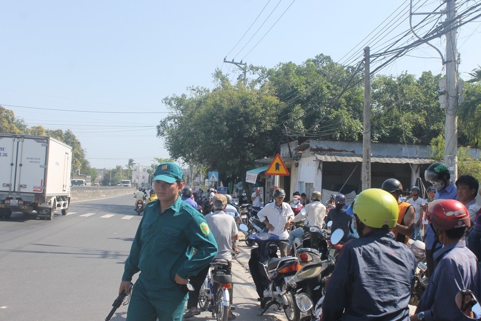 Đâm vào đuôi xe tải, đôi nam nữ đi xe máy tử vong - 2 Hàng trăm người dân vây quanh hiện trường sau vụ tai nạn thương tâm