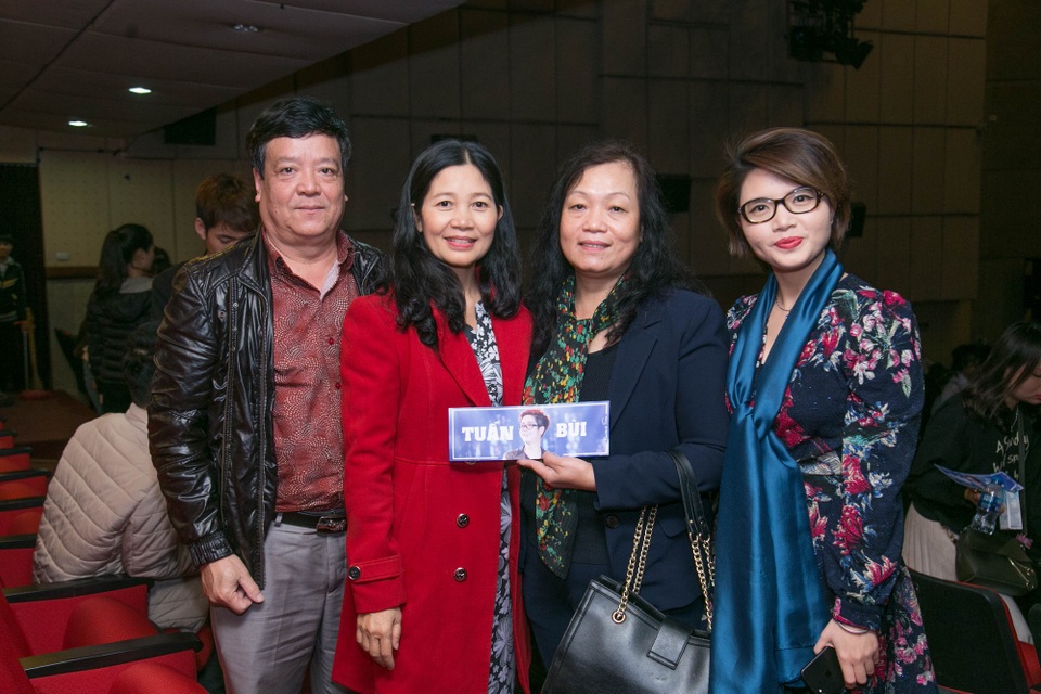Bùi Anh Tuấn tiết lộ về mối tình đơn phương trong ngày Vanlentine trắng - 1 Bố mẹ Bùi Anh Tuấn và fan hâm mộ.