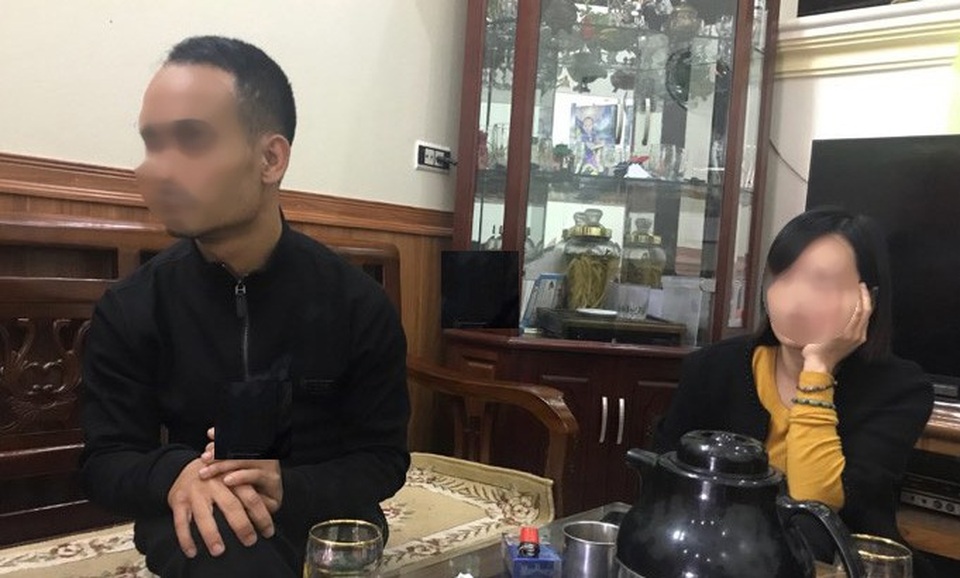 Cháu bé 3 tuổi nghi rơi từ tầng 20 mới đi học được 10 ngày - 1
Bố mẹ bé K. vẫn chưa hết đau đớn, bàng hoàng sau cái chết đột ngột của con.
